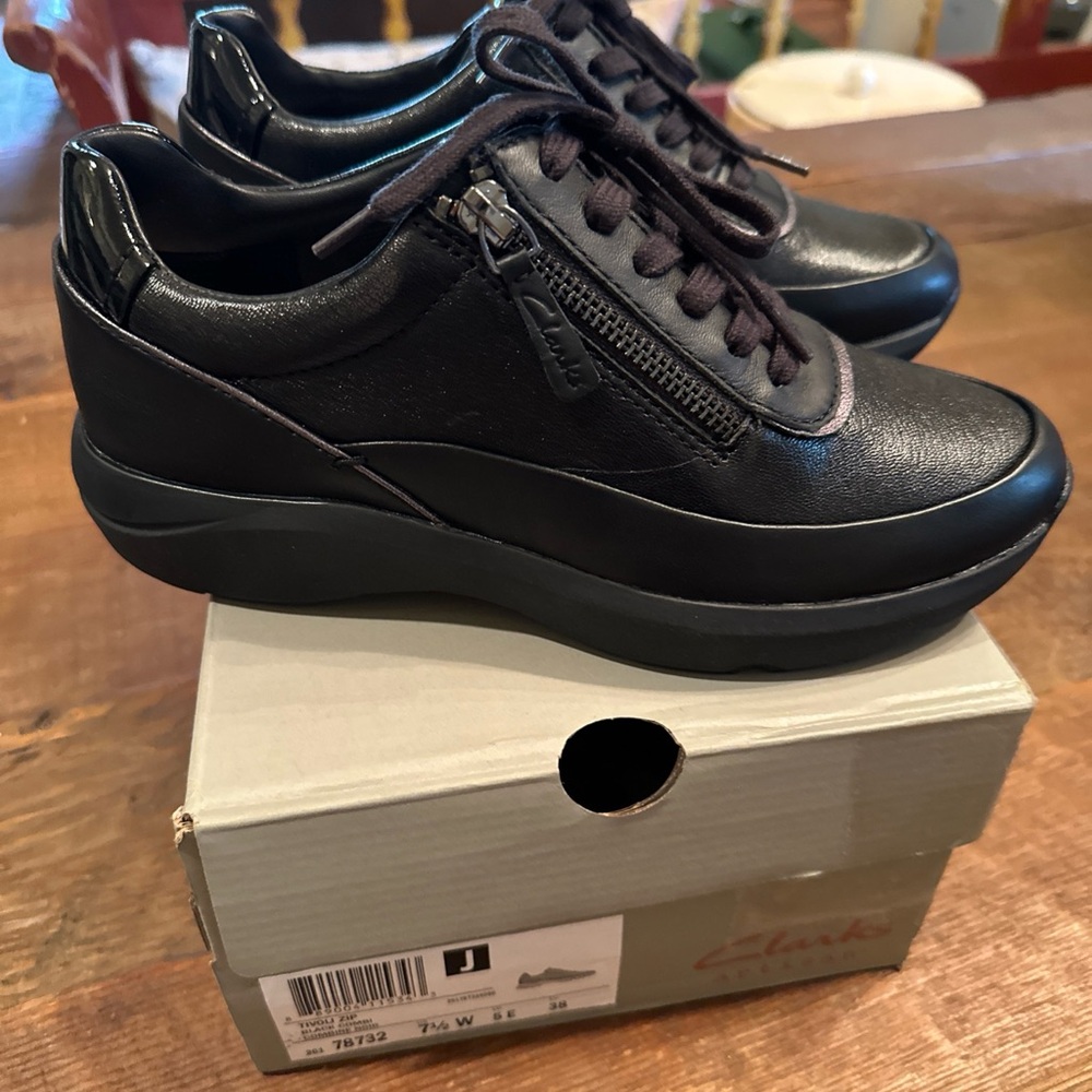 Clarks Women's Tivoli Zip Black Leather Sneaker  26178732 Brand New $130 7.5 W